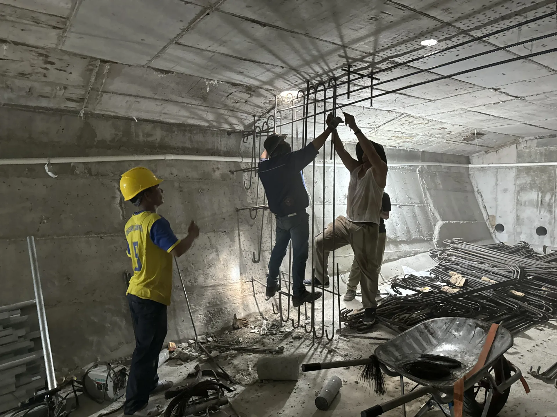 Cận cảnh sửa cầu giao thông huyết mạch trên quốc lộ 1A 