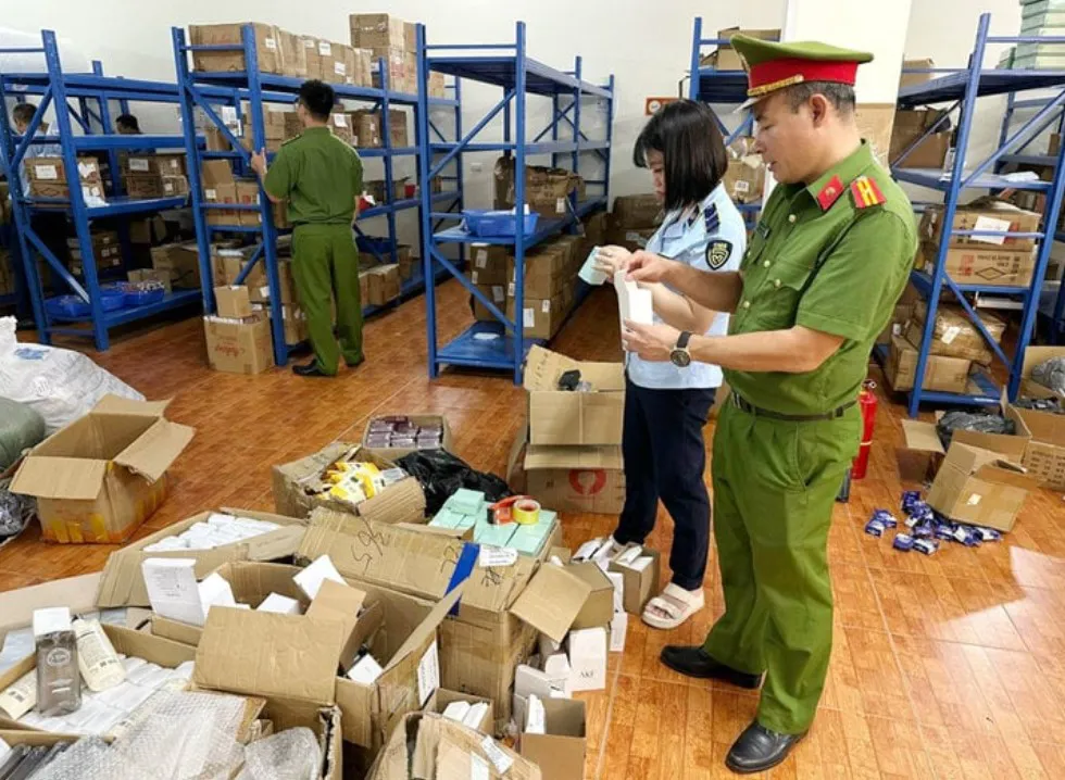 Phát hiện kho mỹ phẩm nước ngoài nhập lậu chuẩn bị được tung bán online