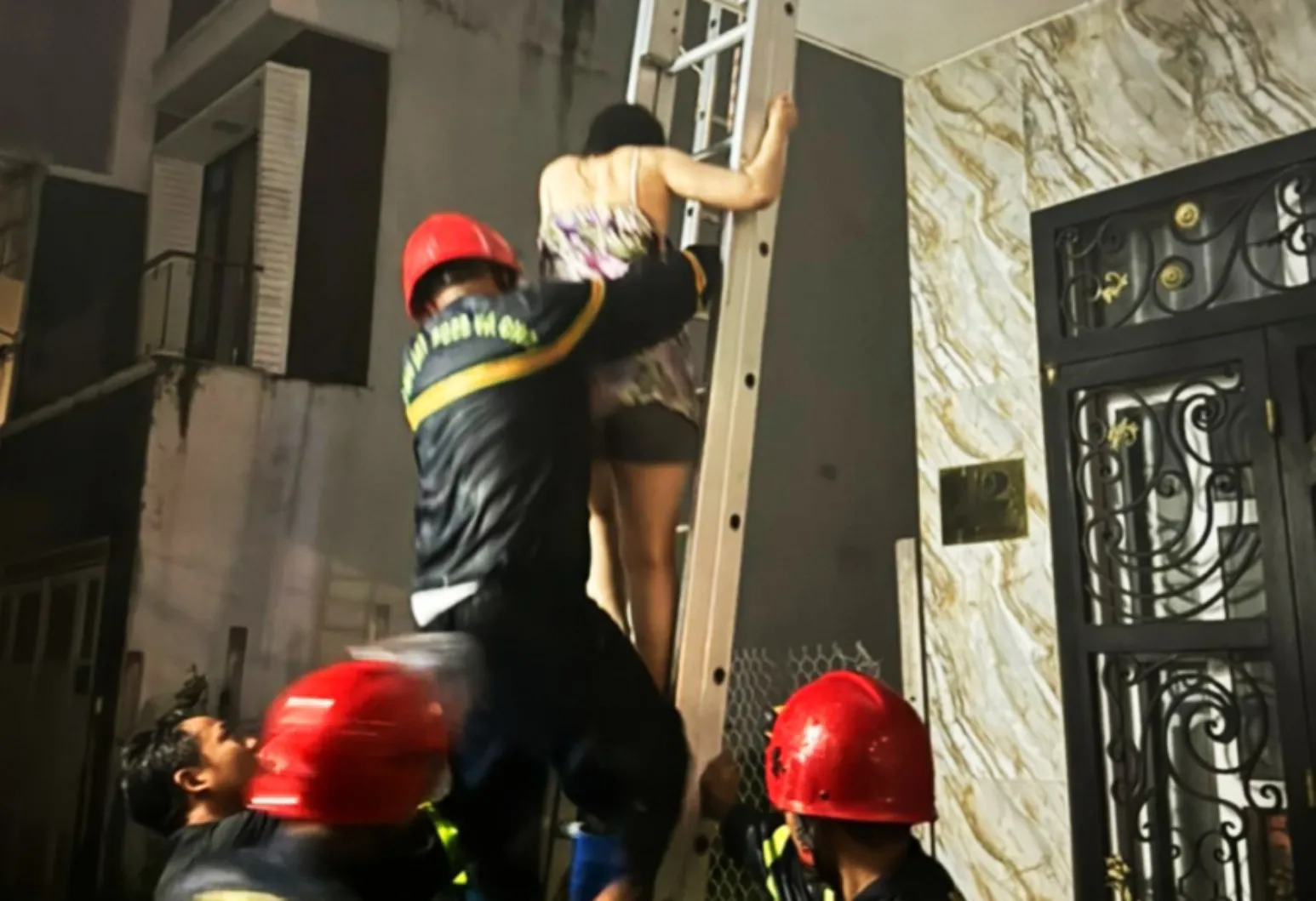 Giải cứu thành công 3 người mắc kẹt trong căn nhà bốc cháy