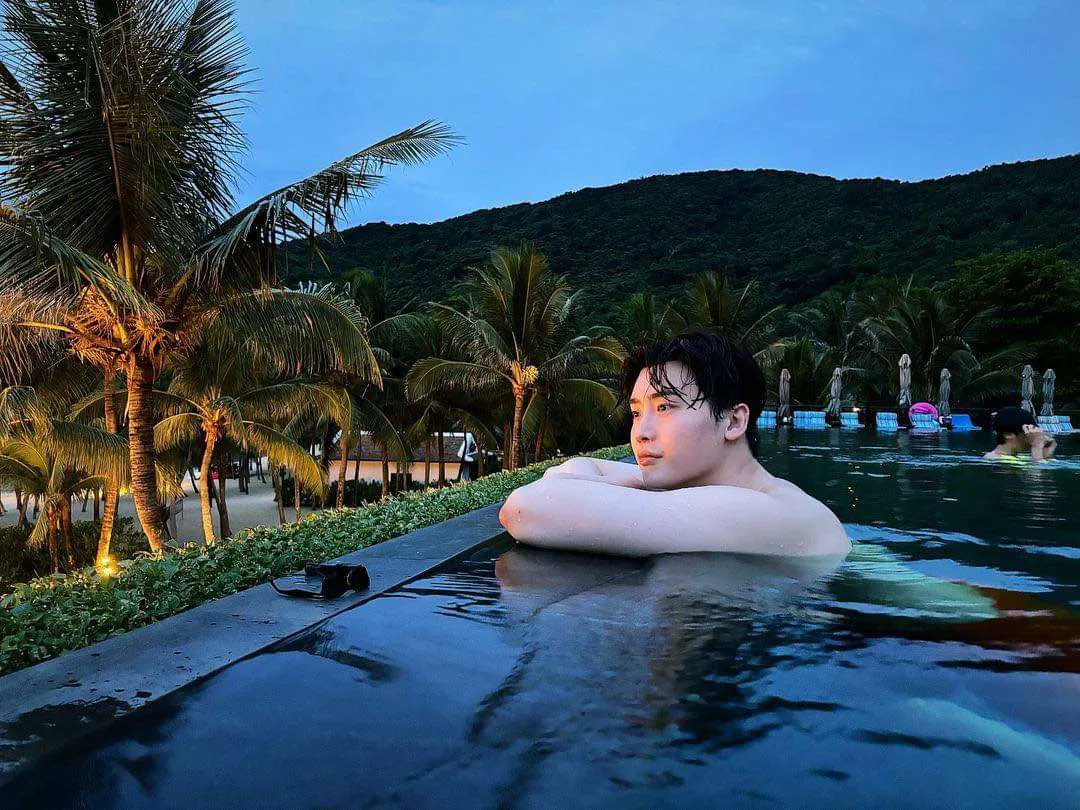 Giữa scandal chia tay IU, Lee Jong Suk tung ảnh du lịch Đà Nẵng