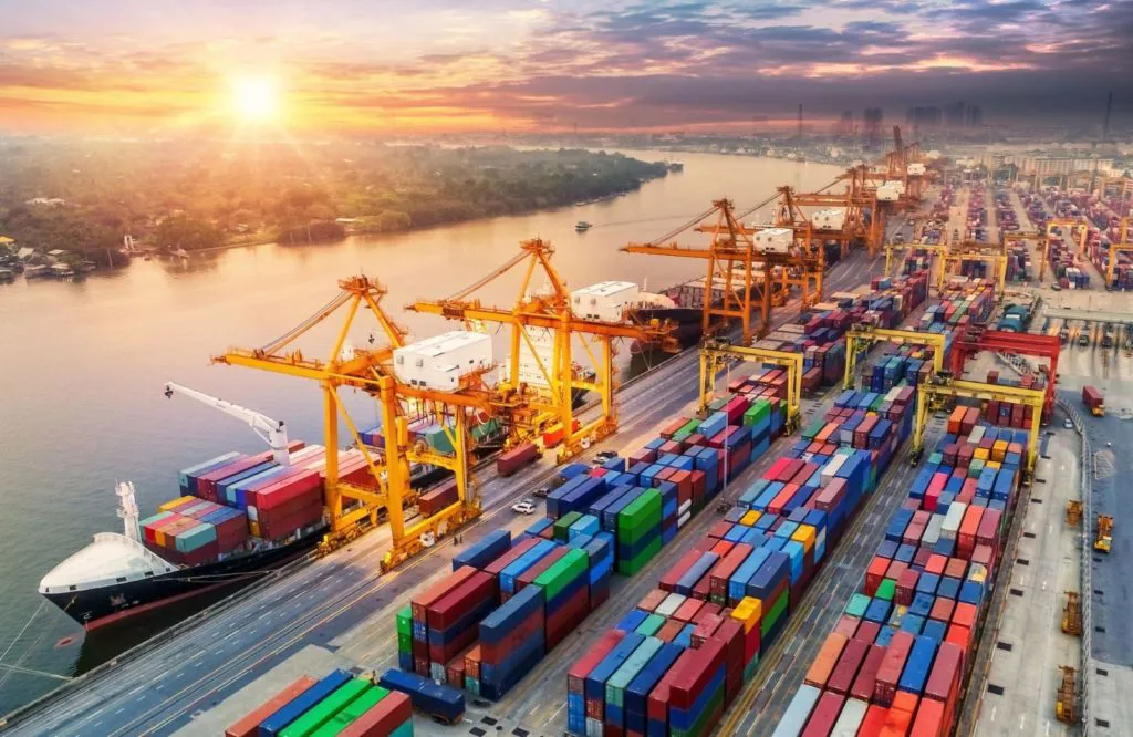 Ngành logistics: không xanh hóa sẽ sớm bị đào thải