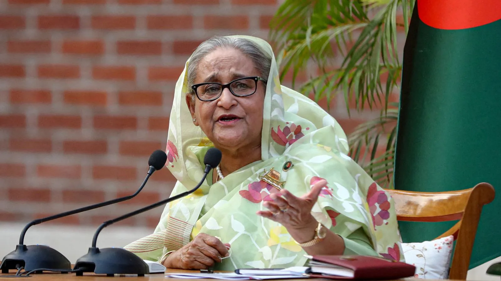 Biểu tình bạo lực lan rộng, Thủ tướng Bangladesh Sheikh Hasina từ chức
