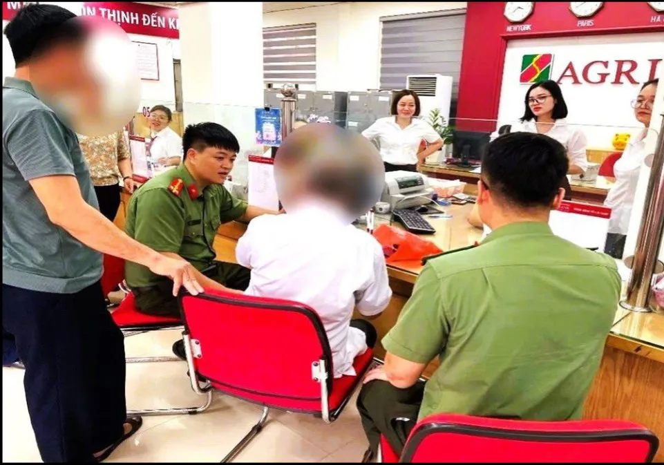 Kịp thời ngăn cụ ông 86 tuổi chuyển tiền tiết kiệm cho đối tượng lừa đảo