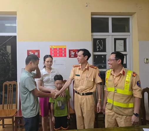 Hà Nam: Cảnh sát giao thông giúp trẻ đi lạc về với gia đình