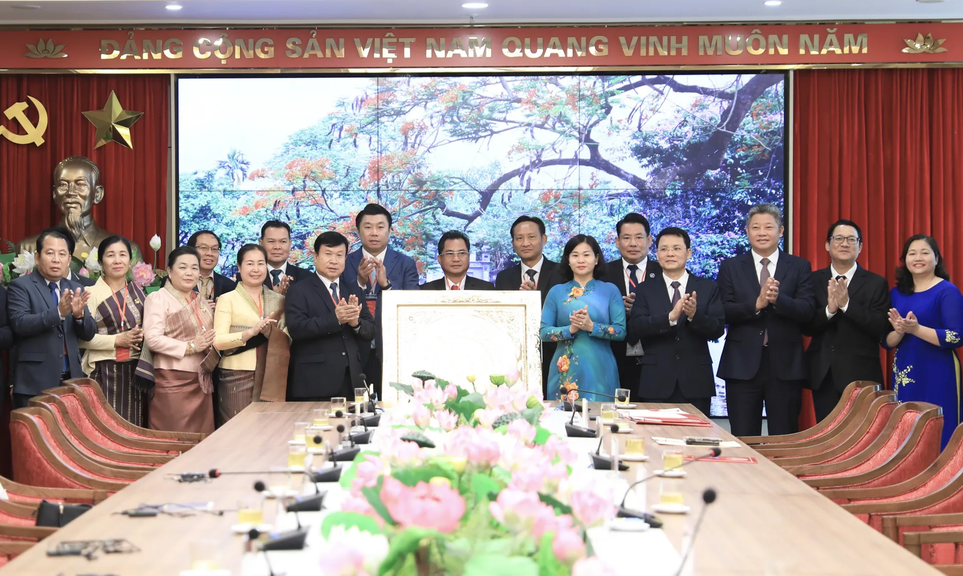 Thúc đẩy sự hợp tác toàn diện, bền chặt giữa Thủ đô Vientiane – Hà Nội