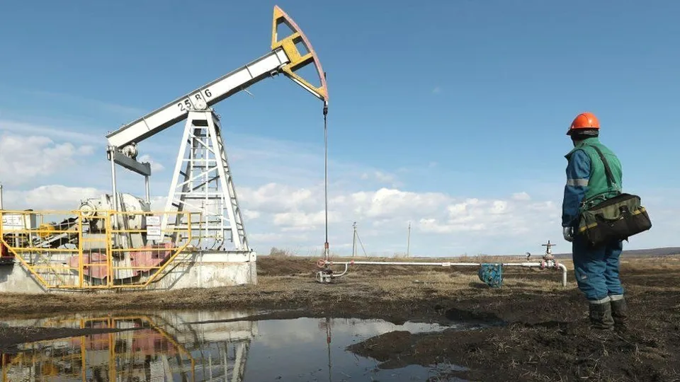 Giá xăng dầu hôm nay 8/10: Brent vượt mốc 80 USD/thùng