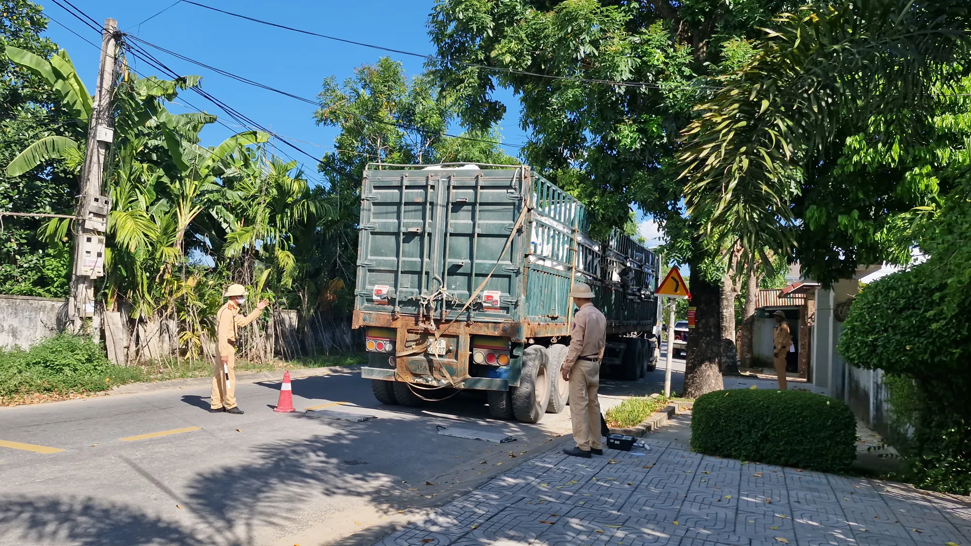 Lực lượng CSGT vào cuộc sau phản ánh của báo Kinh tế & Đô thị