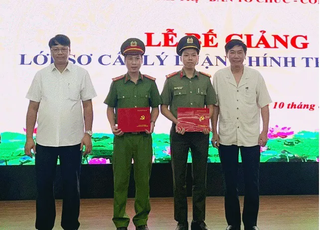 Quận Hà Đông và quận Thanh Xuân bế giảng lớp sơ cấp chính trị 2024