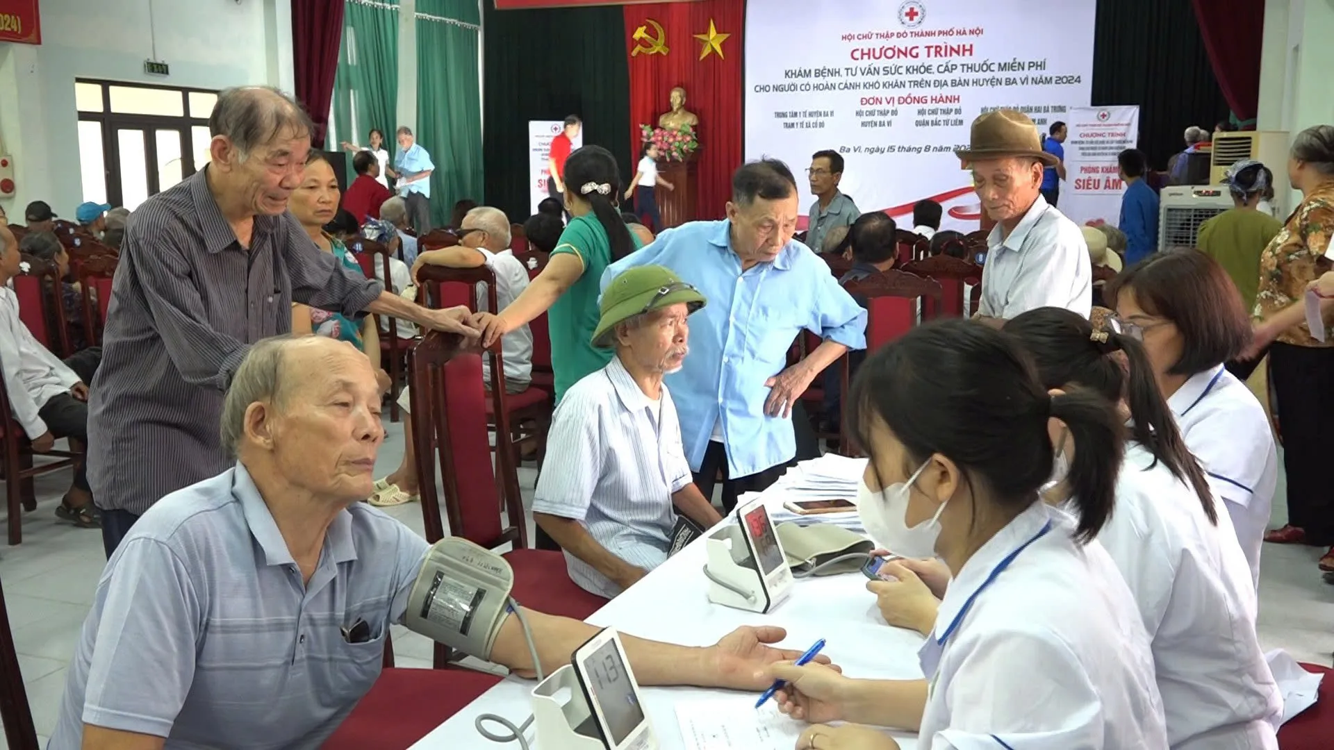 Khám bệnh, cấp thuốc miễn phí cho gia đình chính sách, hộ nghèo huyện Ba Vì
