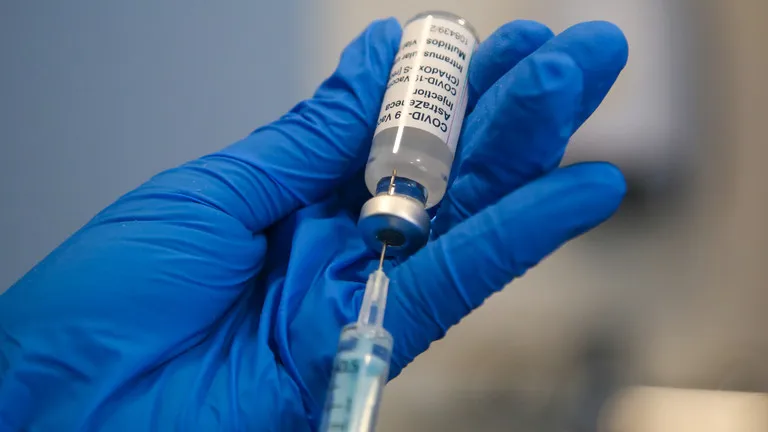 Gần 200 người Anh nhận bồi thường do chịu thương tổn sau tiêm vaccine COVID-19