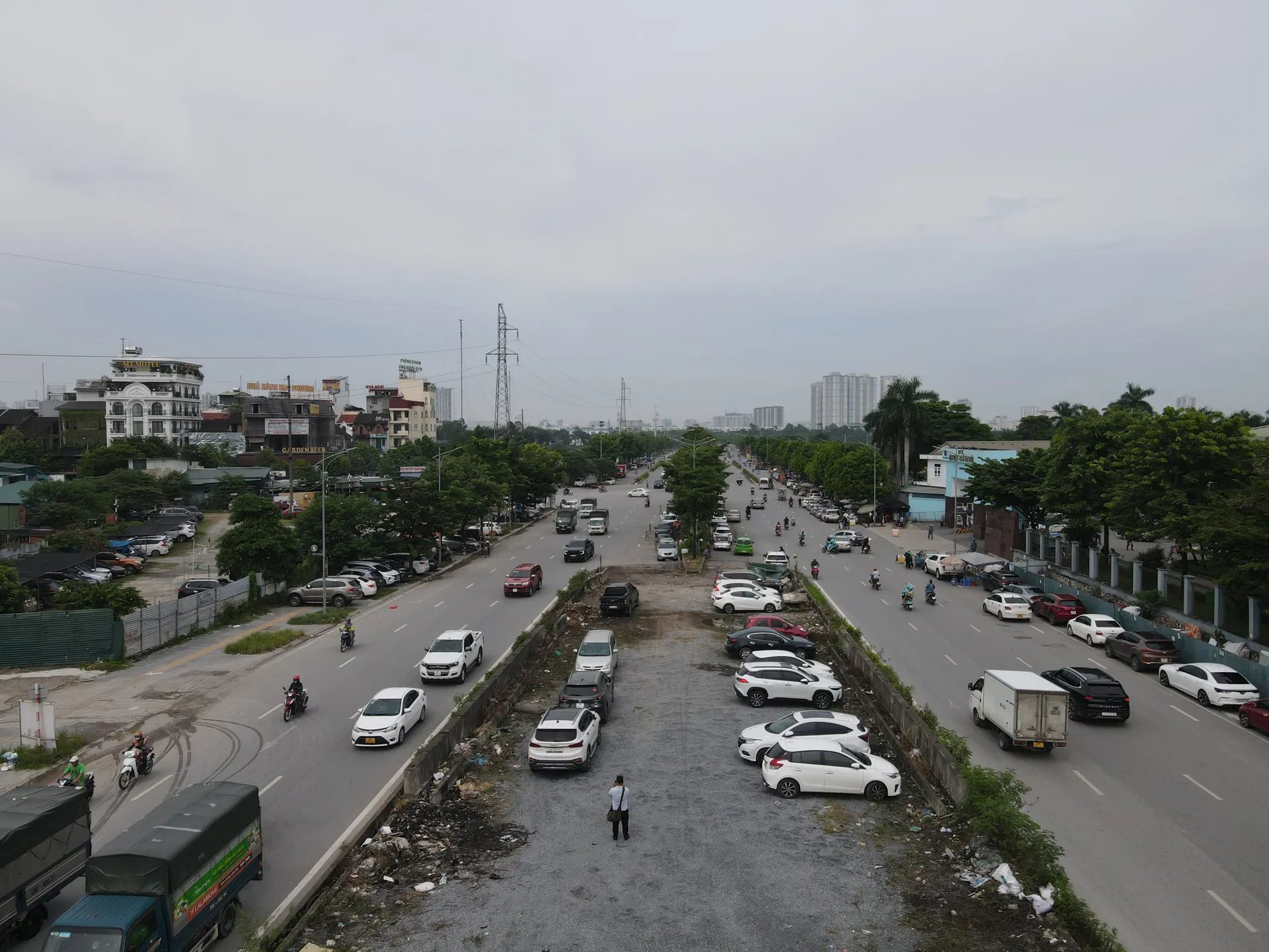 Cung vượt cầu, bãi đỗ xe lậu mọc nhan nhản trước cổng bệnh viện