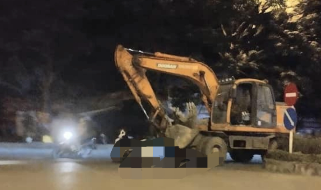 Tạm giữ hình sự lái máy xúc gây tai nạn khiến một cháu bé tử vong