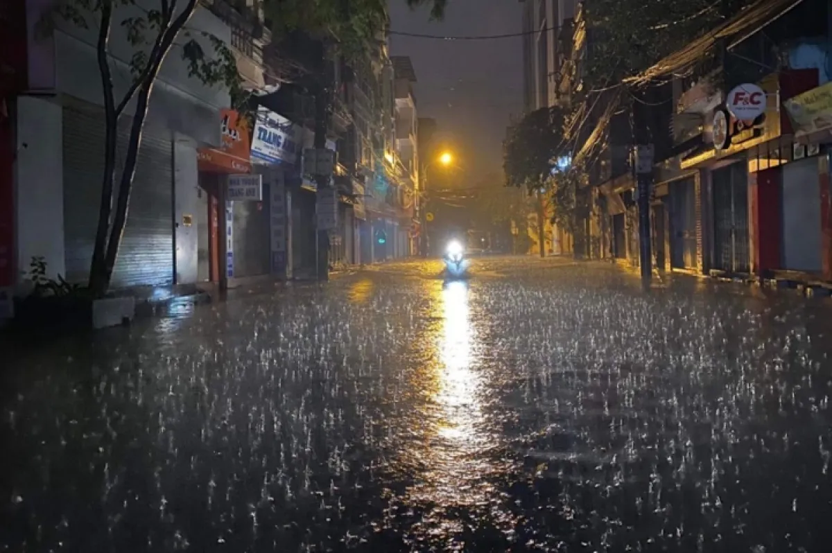 Hà Nội mưa lớn kéo dài, dông mạnh nhất miền Bắc, nhiều khu vực ngập lụt