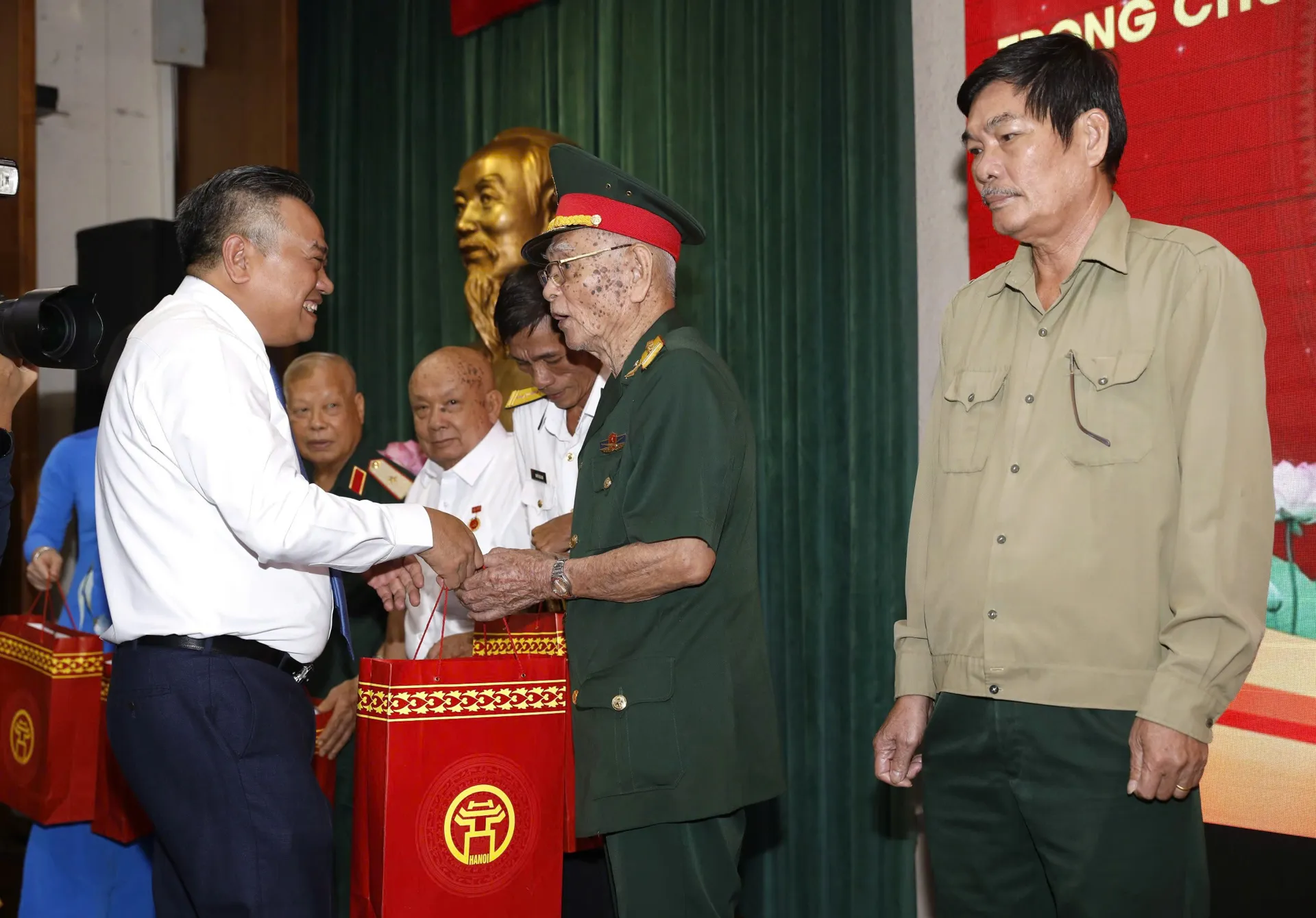 Lãnh đạo TP Hà Nội thăm, tặng quà người có công của TP Hồ Chí Minh