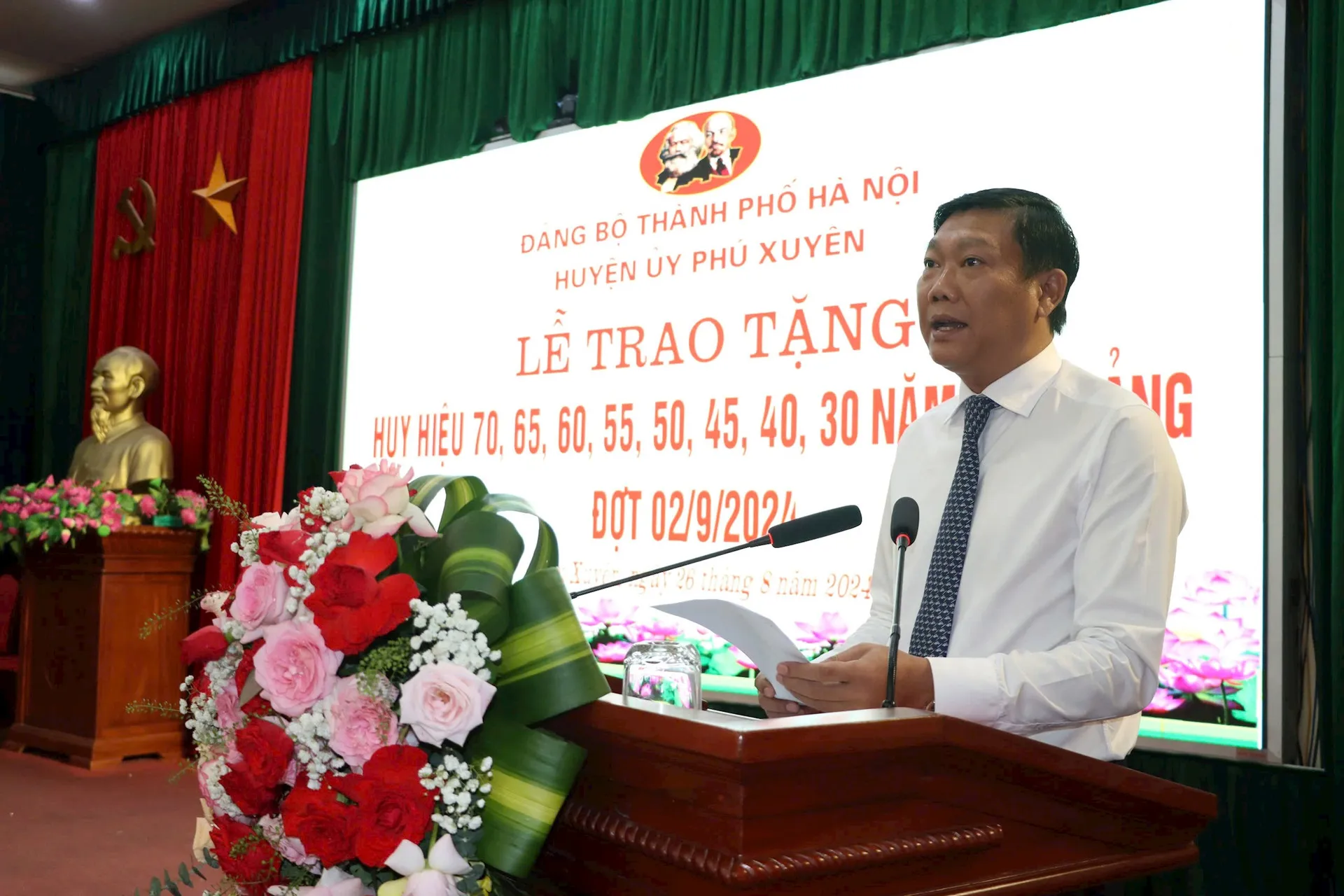 Huyện Phú Xuyên trao Huy hiệu Đảng đợt 2/9 cho 228 đảng viên
