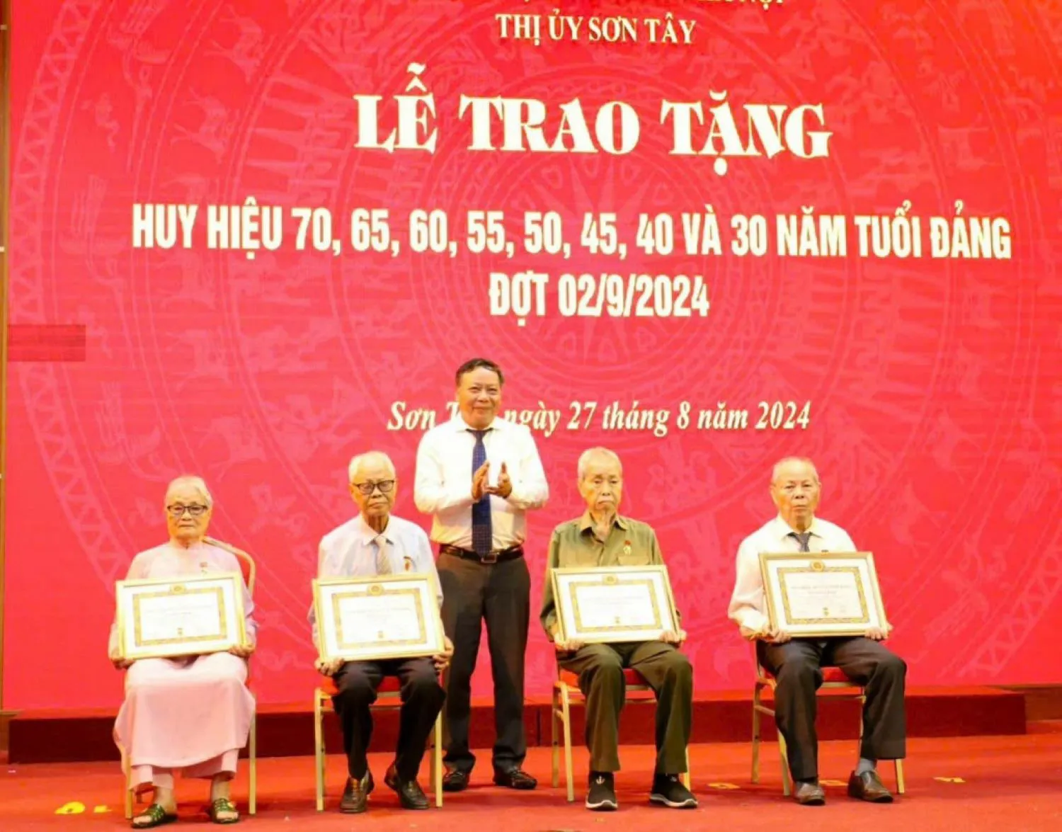 Sơn Tây trao Huy hiệu Đảng cho 320 đồng chí đảng viên lão thành