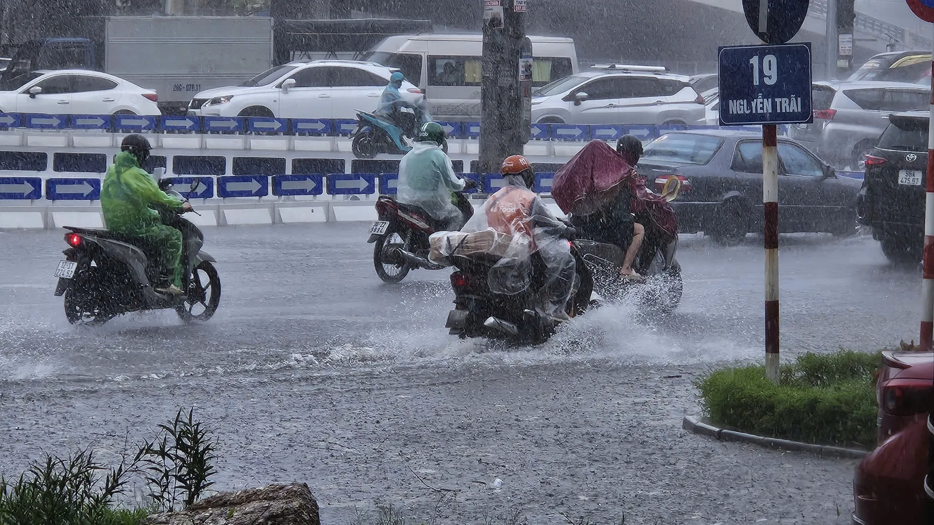 Hà Nội: mưa to, gió lớn gây đổ cây, ngập nhẹ tại một số tuyến phố