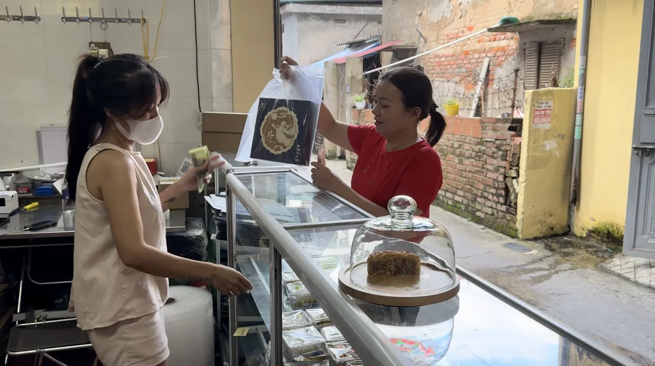 Gia đình 3 thế hệ gìn giữ nghề làm bánh Trung thu truyền thống
