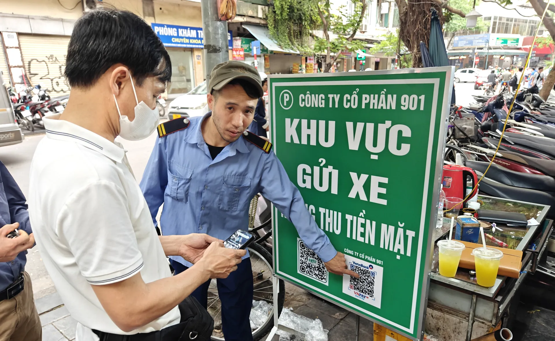 Gửi xe “một chạm” ở Thủ đô: Lợi ích nhiều bên