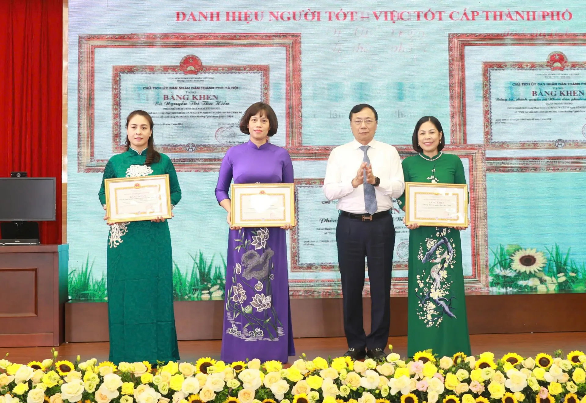 Quận Hai Bà Trưng: khen thưởng nhiều tập thể, cá nhân trong phong trào thi đua