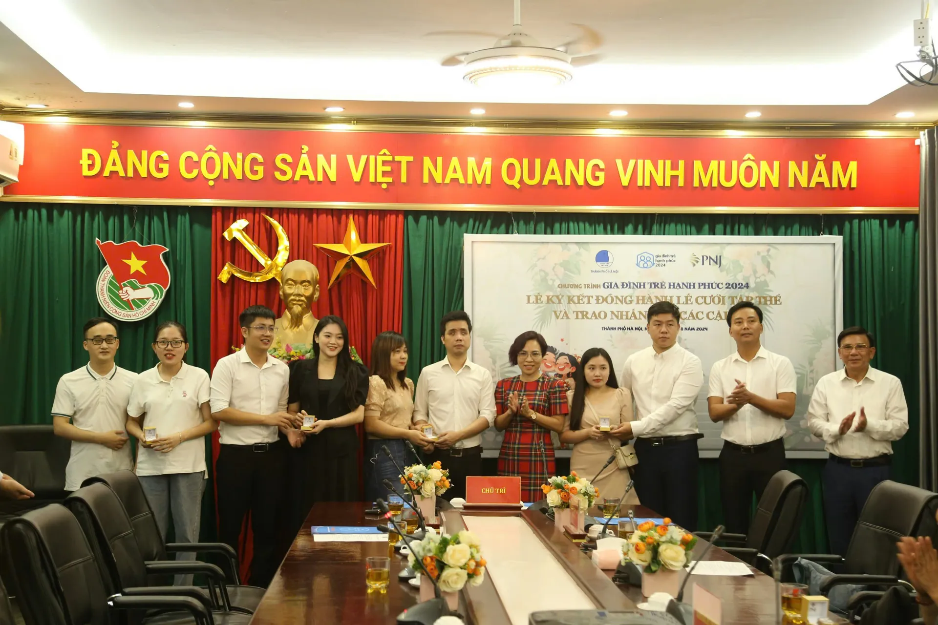 Trao tặng 30 cặp nhẫn cưới cho thanh niên Hà Nội cưới theo nếp sống mới