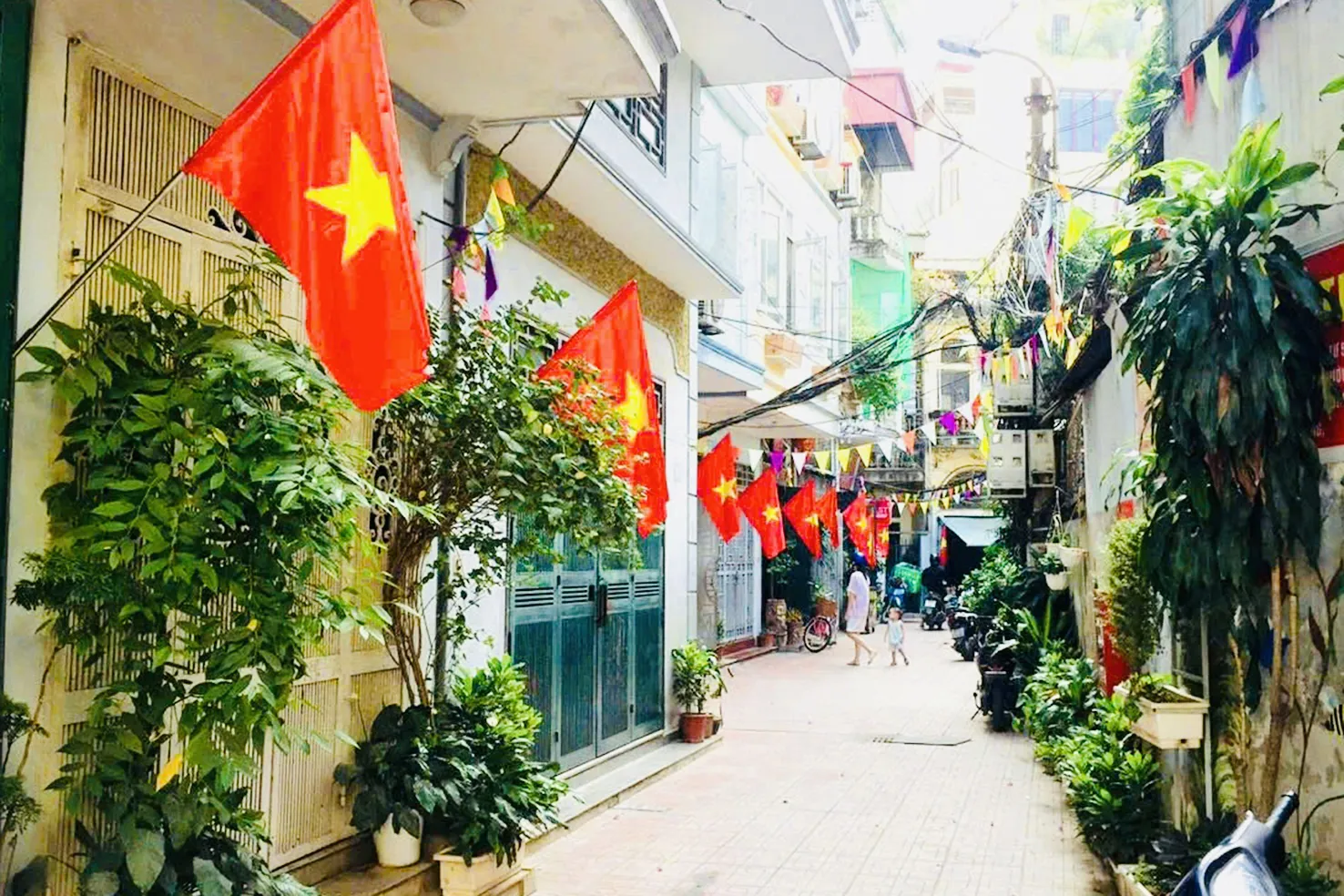 Quận Thanh Xuân: những ngõ phố rực rỡ cờ hoa chào mừng các ngày lễ lớn
