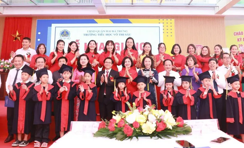 Lãnh đạo TP chung vui với học sinh Quận Hai Bà Trưng trong lễ khai giảng