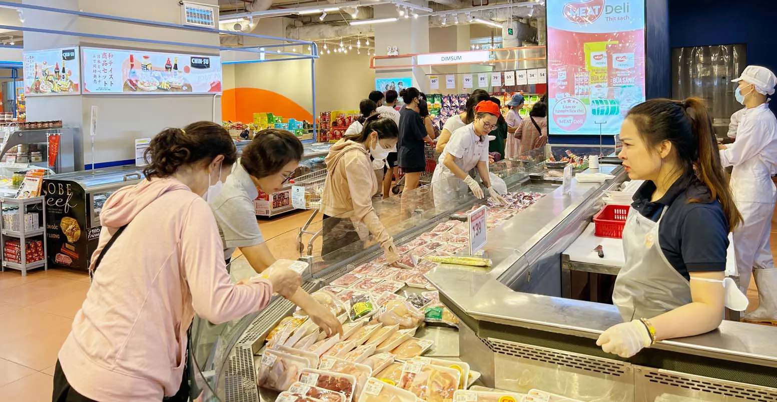 Siêu thị khuyến mại khủng chia sẻ khó khăn với người dân