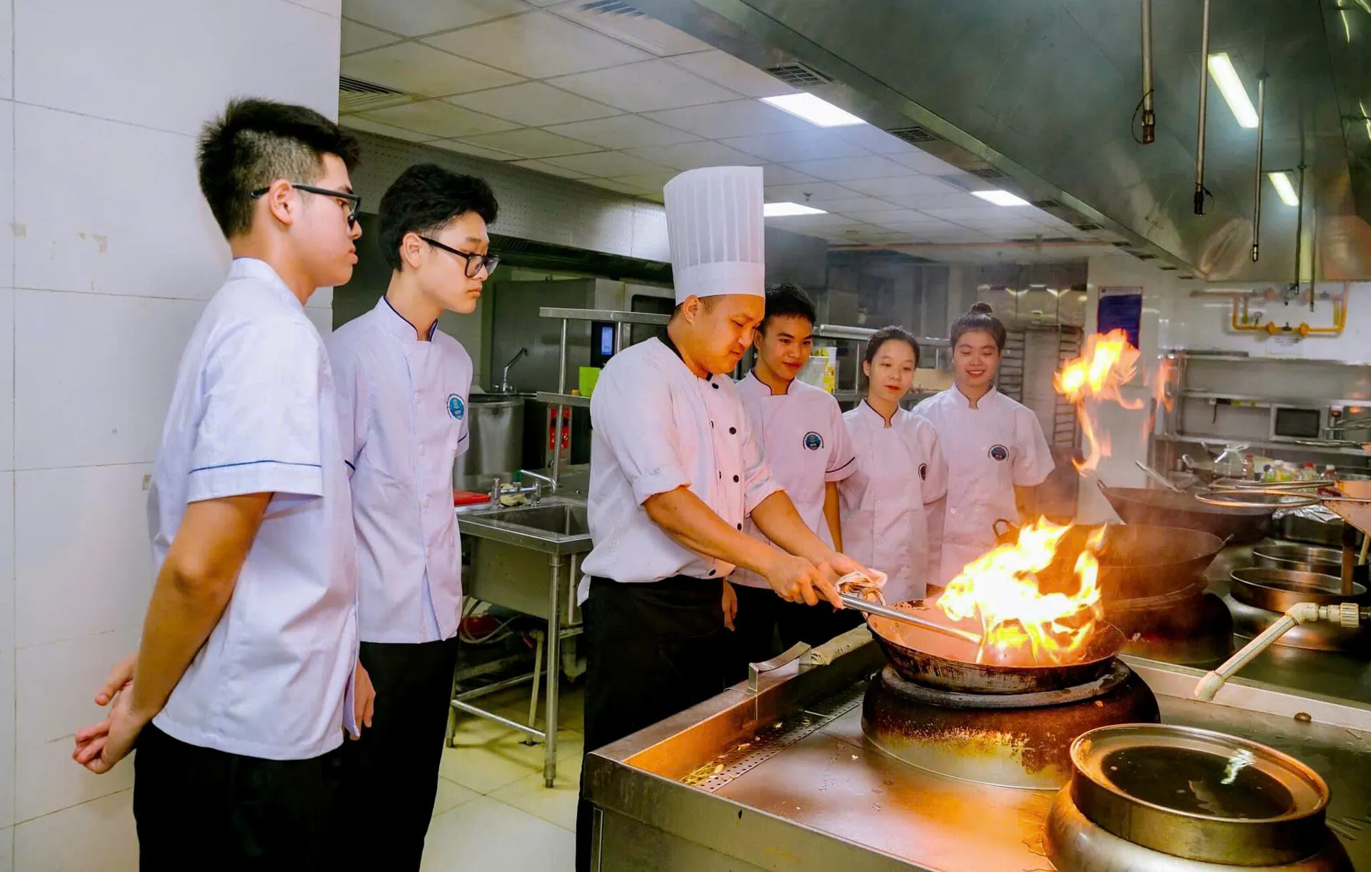 Nhiều bạn trẻ chọn học nghề nấu ăn