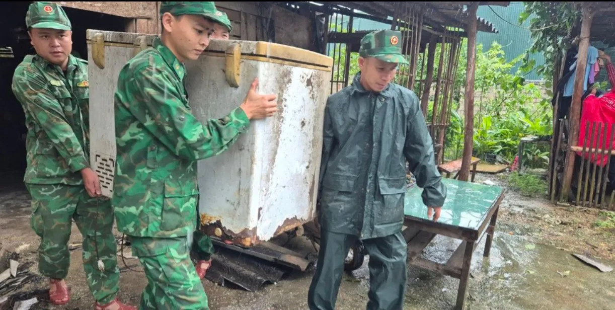 Bộ đội Biên phòng Lạng Sơn dầm mưa ứng cứu người dân vùng biên giới