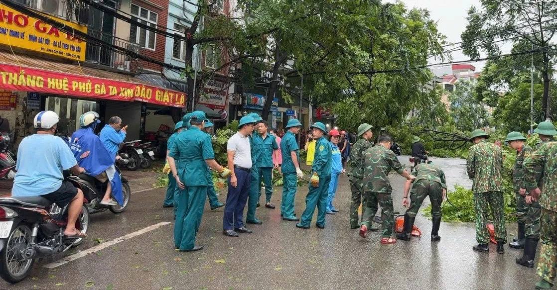 Quận Hai Bà Trưng: chủ động, khẩn trương khắc phục thiệt hại do bão số 3