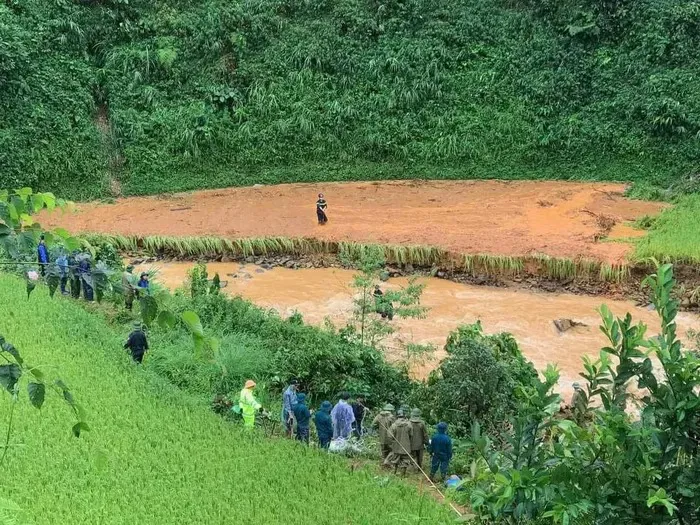 Vụ sạt lở đẩy nhiều phương tiện xuống suối: tìm thấy 9 thi thể nạn nhân