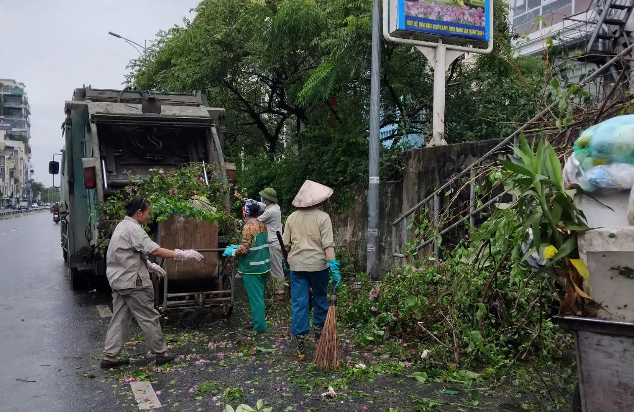 Công nhân môi trường đẩy mạnh dọn dẹp rác thải sau bão số 3