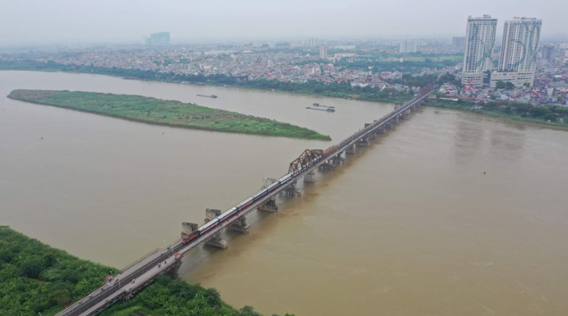 Nước sông Hồng dâng cao, đường sắt tạm dừng chạy các tàu qua cầu Long Biên