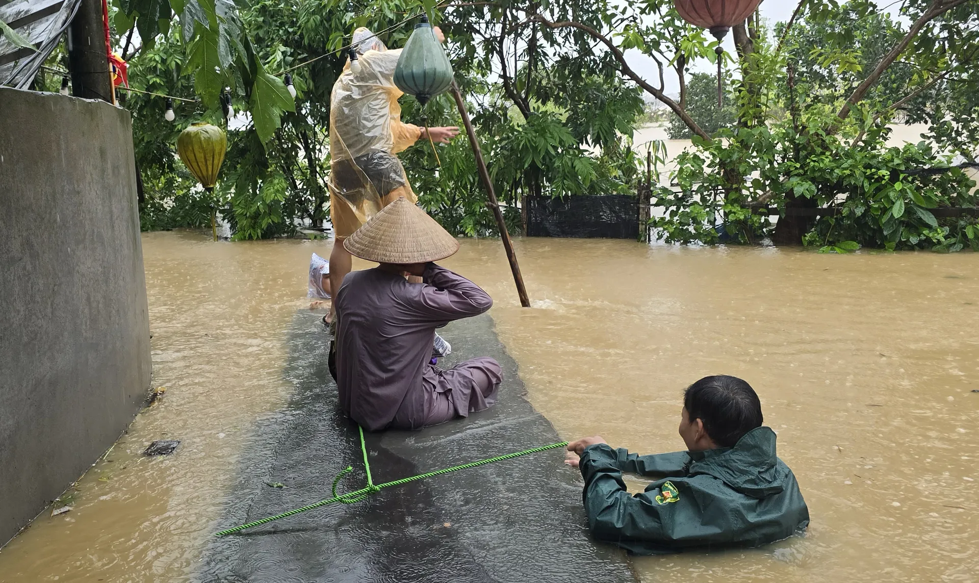 Tây Hồ: trước 18 giờ phải hoàn thành di dời dân đến nơi an toàn