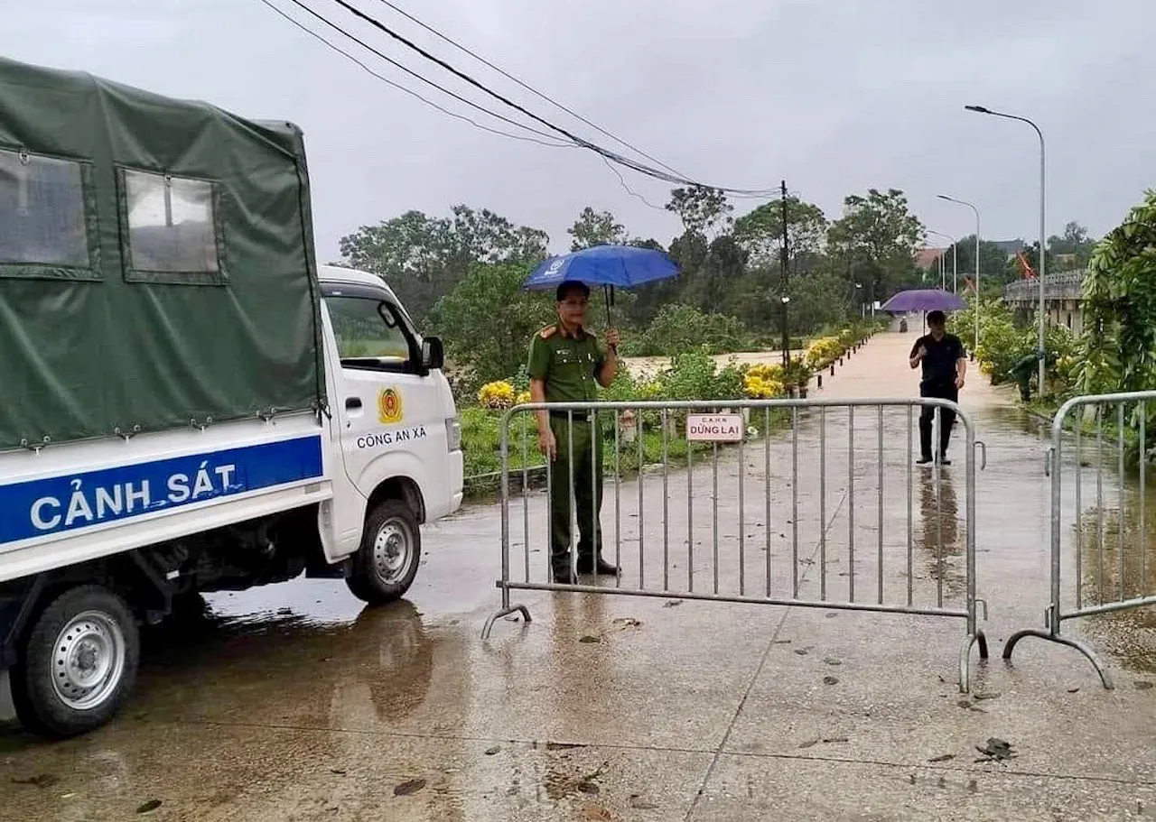 Huyện Phúc Thọ cấm phương tiện trên 1 tấn đi trên đê sông Hồng, sông Tích