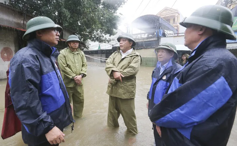 Giám đốc Công an Hà Nội kiểm tra phòng chống mưa lũ ở Mê Linh