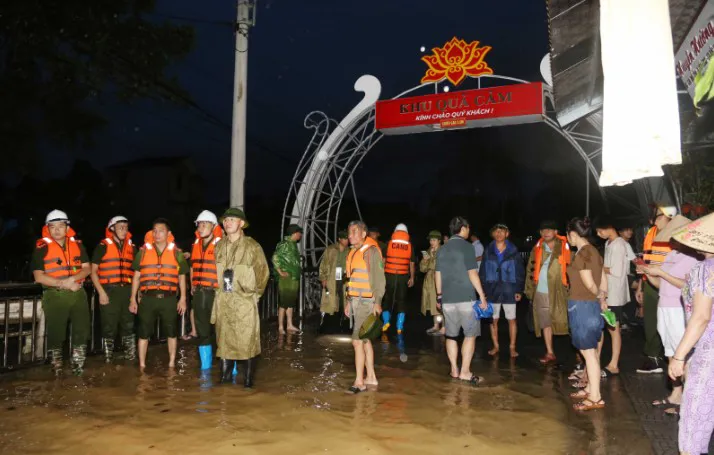 Công an Bắc Ninh xuyên đêm di dân, đắp đê ngăn lũ