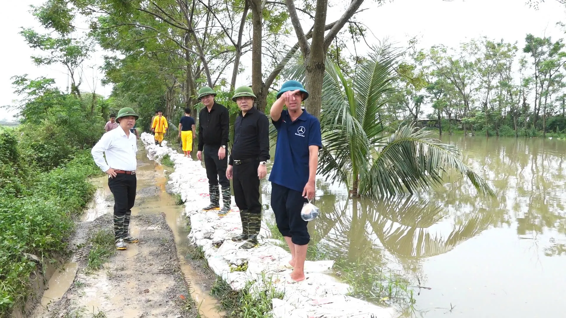 Thanh Oai: huy động tối đa lực lượng kịp thời gia cố kênh Yên Cốc