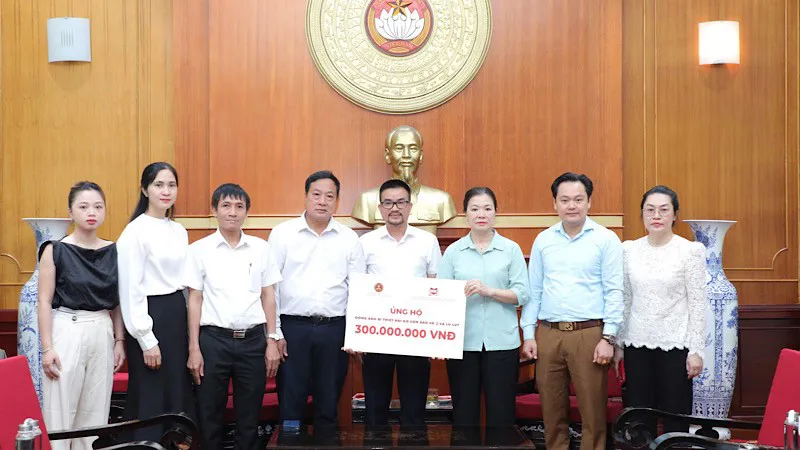 Chung tay ủng hộ đồng bào vùng bão lũ