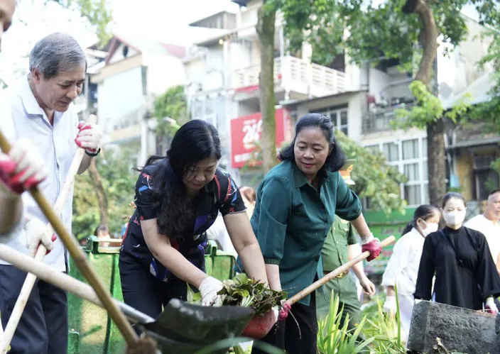 Lãnh đạo TP Hà Nội cùng toàn dân tham gia tổng vệ sinh môi trường khắc phục hậu quả bão
