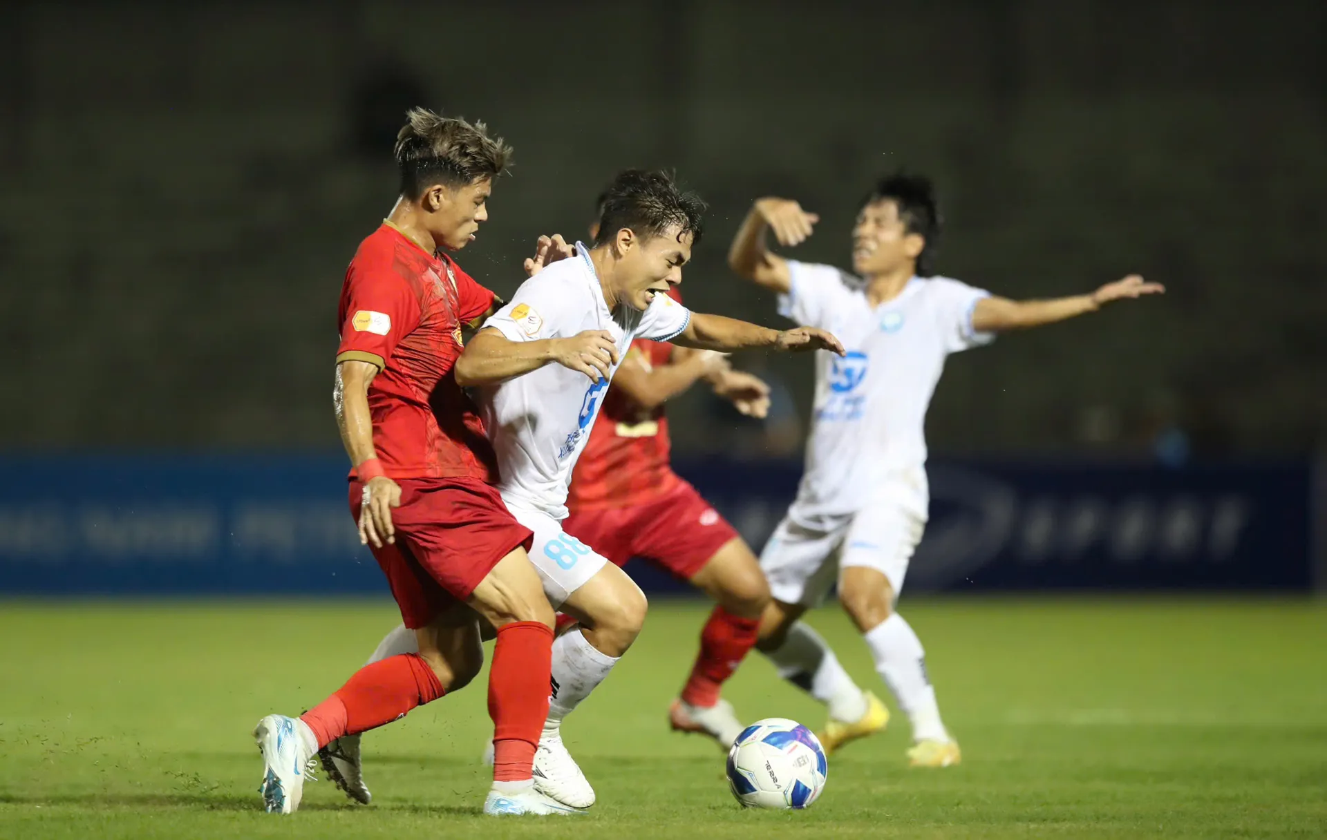 Vòng 1 V-League 2024-2025: Nam Định "ngã ngựa", Thanh Hóa thua ngược B.Bình Dương