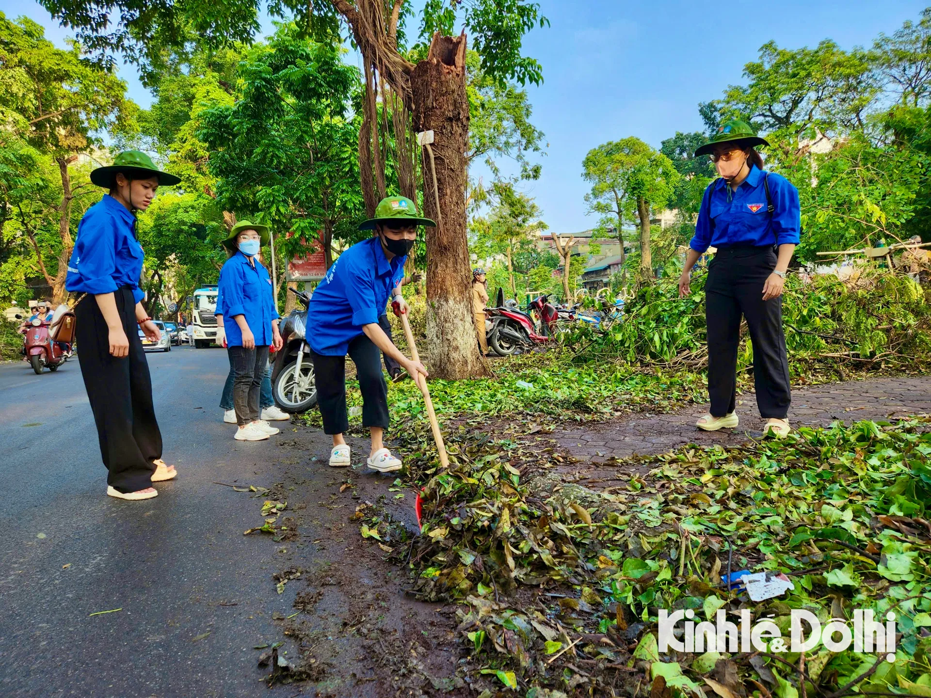 [Ảnh]: Người dân Hà Nội dọn vệ sinh môi trường khắc phục hậu quả bão Yagi