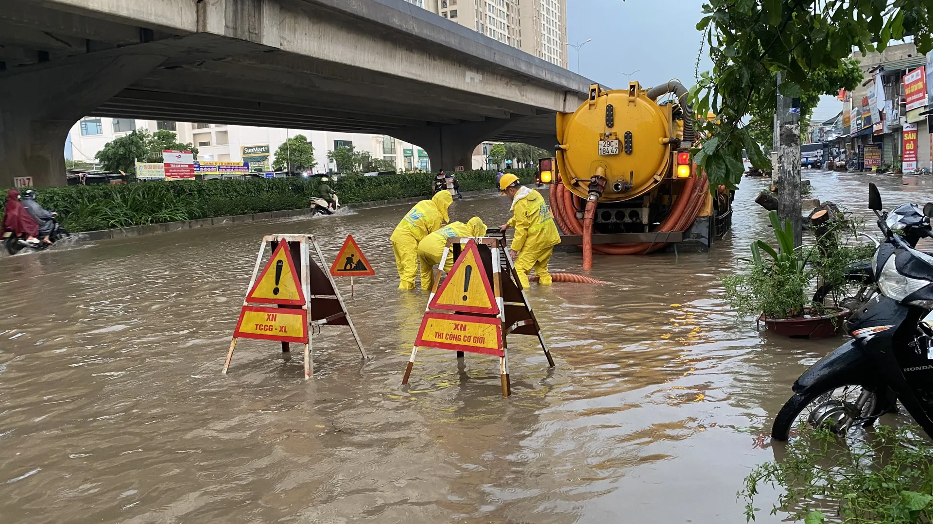 Hà Nội: công nhân thoát nước căng mình khơi thông ngập úng