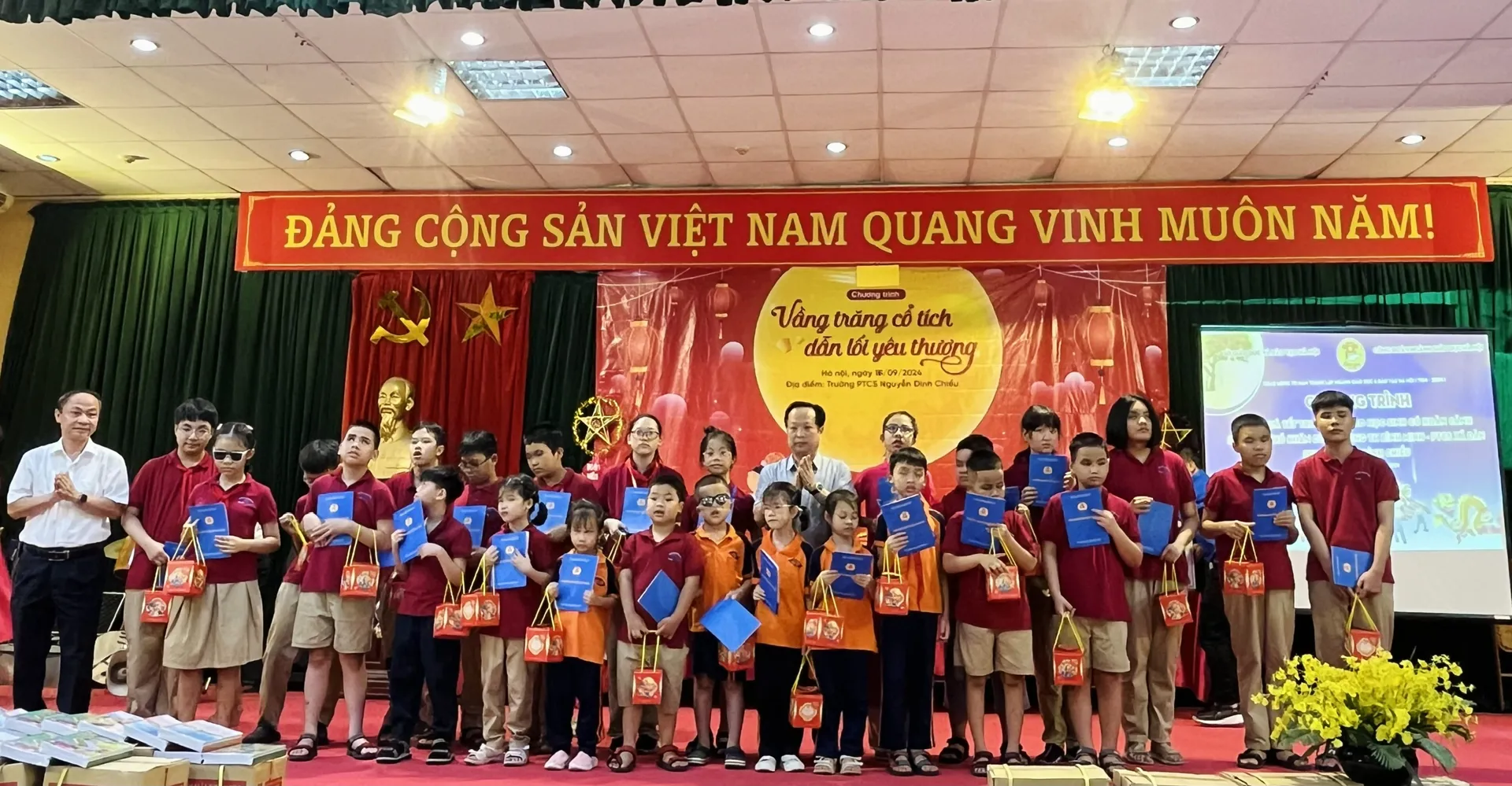 Mang Trung thu yêu thương đến với học sinh các trường chuyên biệt tại Hà Nội