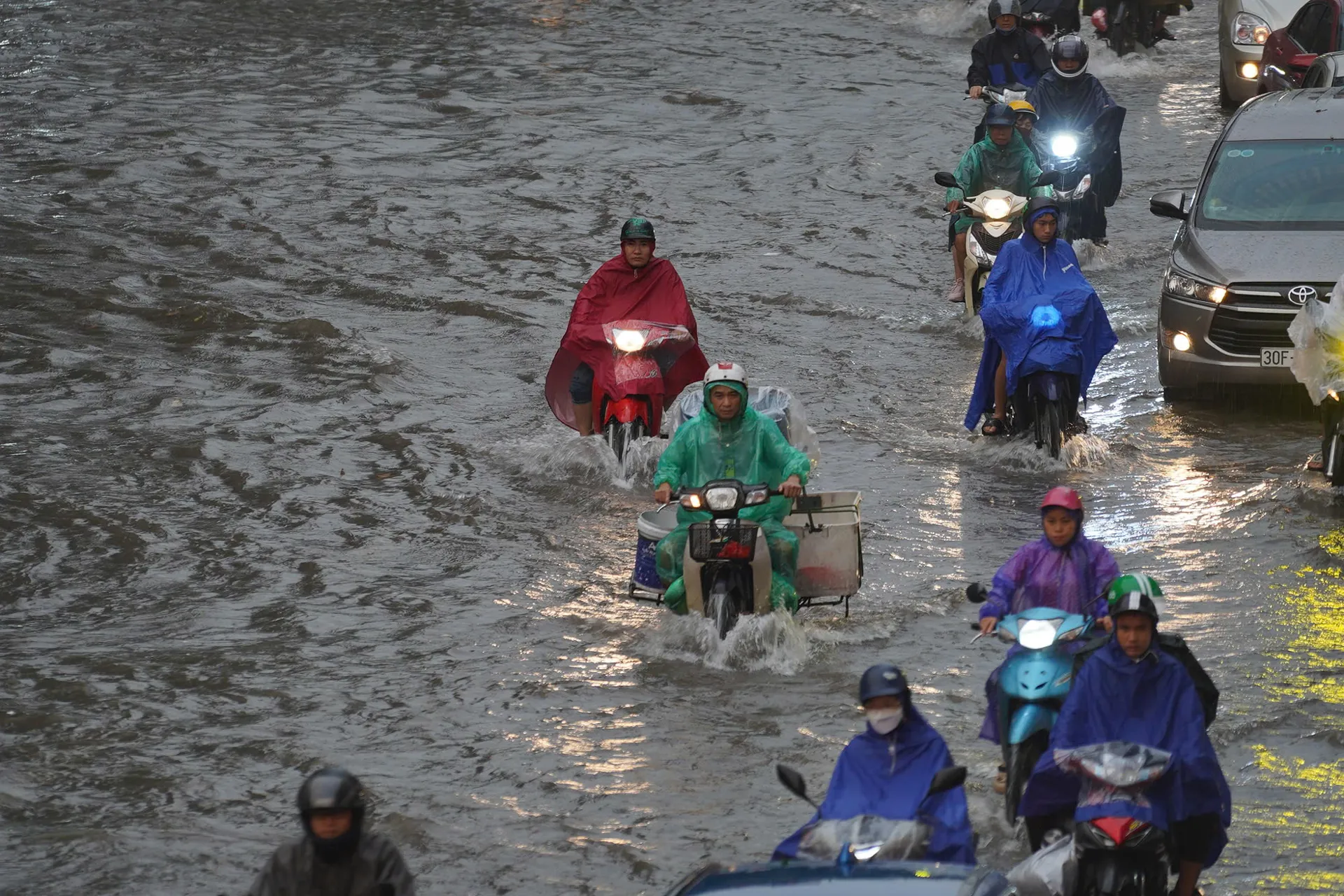 Sáng đầu tuần, giao thông Hà Nội tê liệt do ngập úng