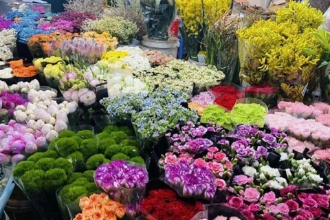 Hanoi's gift and flower market bustling before Women's Day