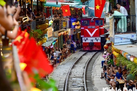 Hanoi: tour to “Train Cafe” street banned