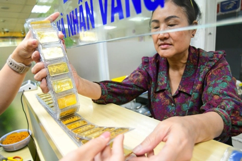 Giá vàng tiến sát 103 triệu đồng/lượng, xuất hiện cảnh báo