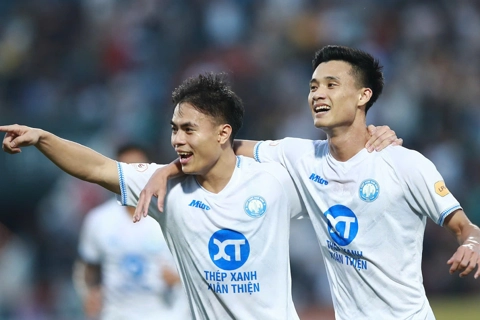 Nam Định hạ Thanh Hóa, thêm gần ngôi vương V-League